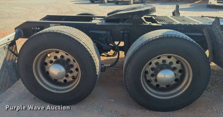 image for item EQ2158 2022 Kenworth  T680 semi truck