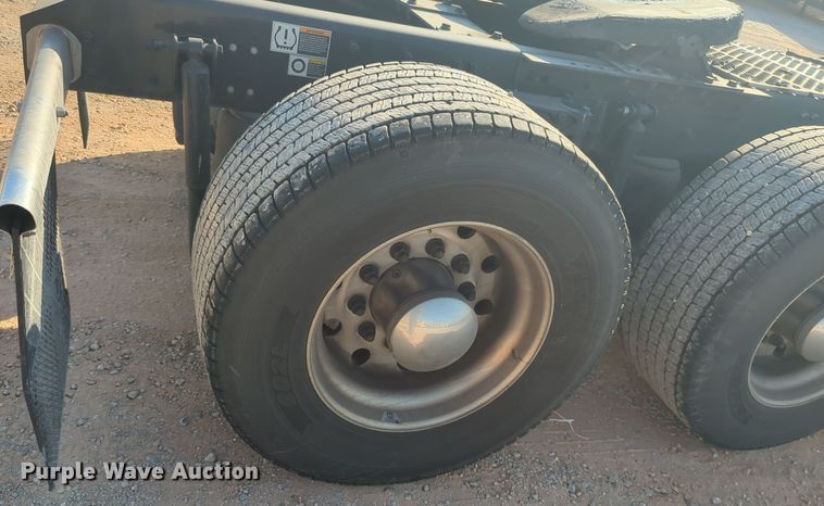 image for item EQ2158 2022 Kenworth  T680 semi truck