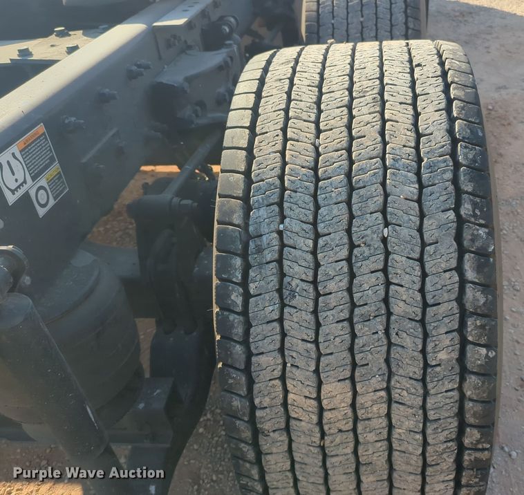 image for item EQ2158 2022 Kenworth  T680 semi truck