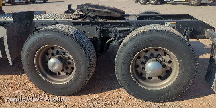 image for item EQ2158 2022 Kenworth  T680 semi truck