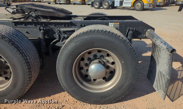 image for item EQ2158 2022 Kenworth  T680 semi truck