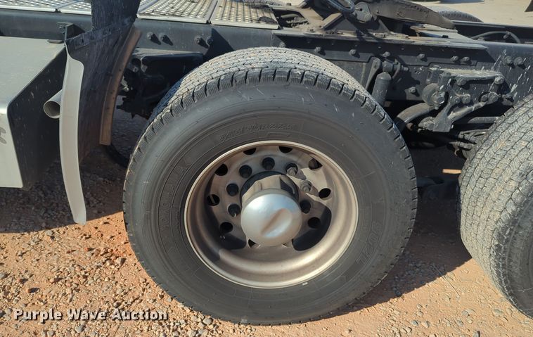 image for item EQ2158 2022 Kenworth  T680 semi truck