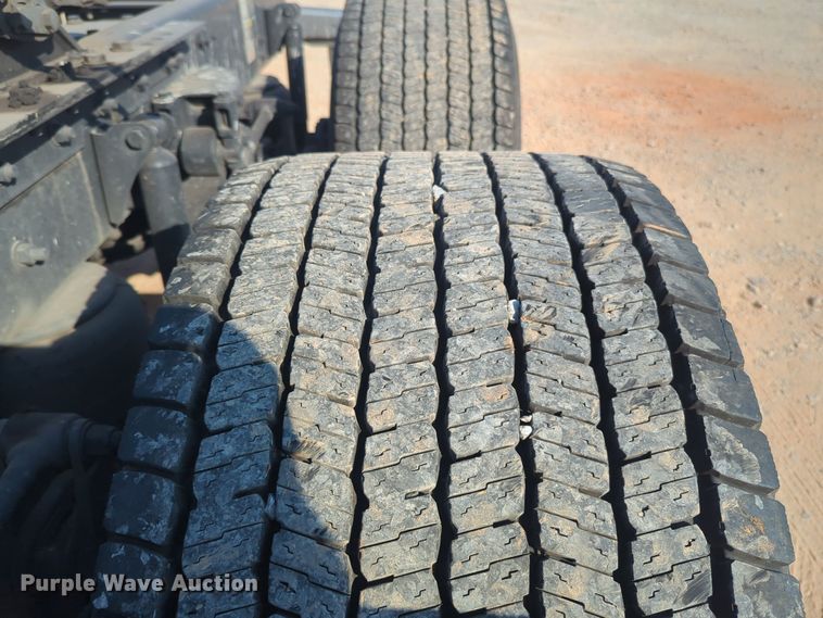 image for item EQ2158 2022 Kenworth  T680 semi truck