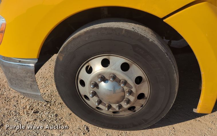 image for item EQ2158 2022 Kenworth  T680 semi truck