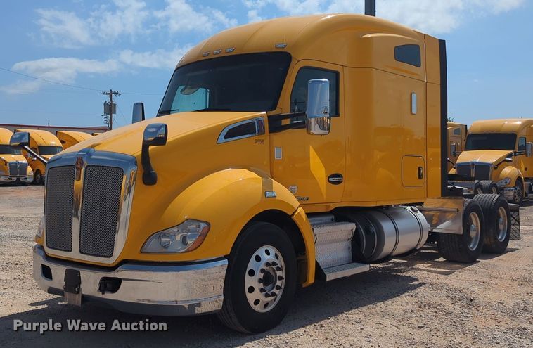 image for item EQ2163 2019 Kenworth  T680 semi truck