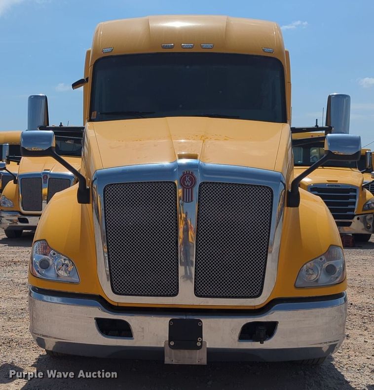 image for item EQ2163 2019 Kenworth  T680 semi truck