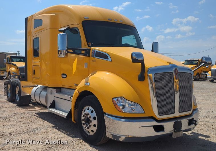 image for item EQ2163 2019 Kenworth  T680 semi truck