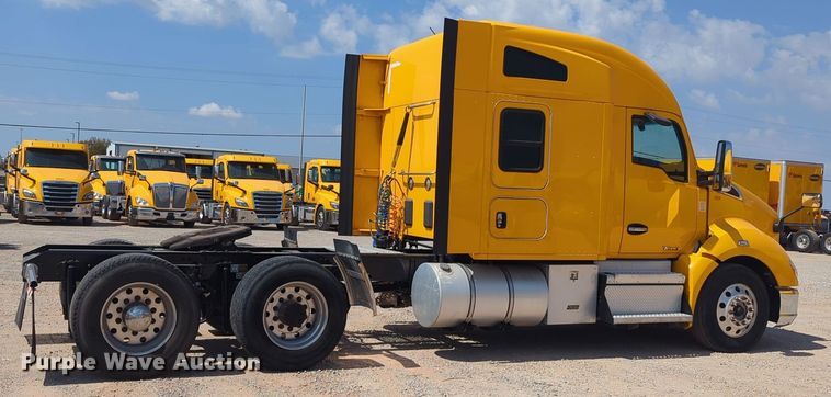 image for item EQ2163 2019 Kenworth  T680 semi truck