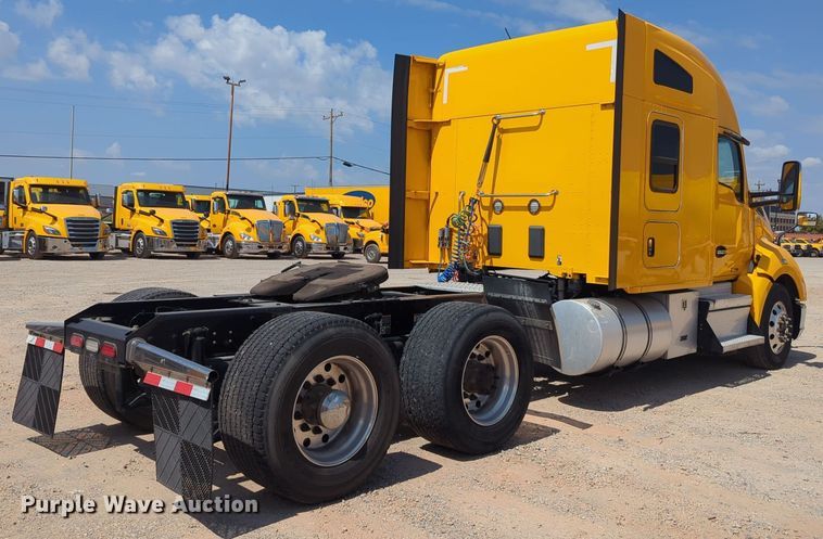 image for item EQ2163 2019 Kenworth  T680 semi truck