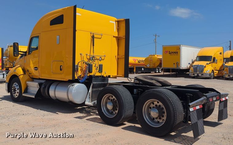 image for item EQ2163 2019 Kenworth  T680 semi truck
