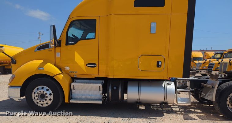 image for item EQ2163 2019 Kenworth  T680 semi truck