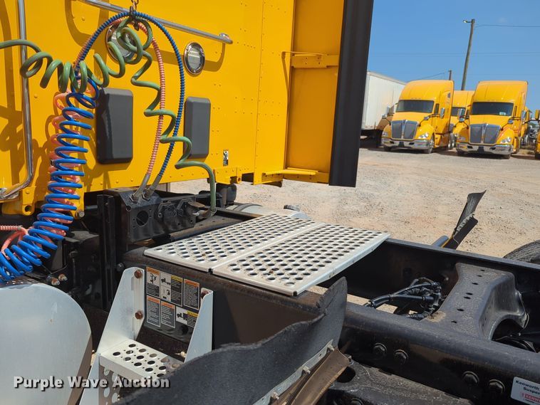 image for item EQ2163 2019 Kenworth  T680 semi truck