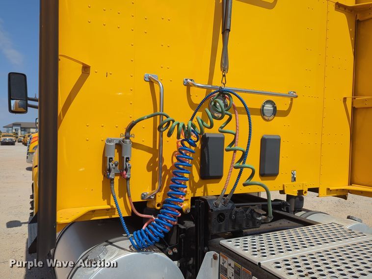 image for item EQ2163 2019 Kenworth  T680 semi truck