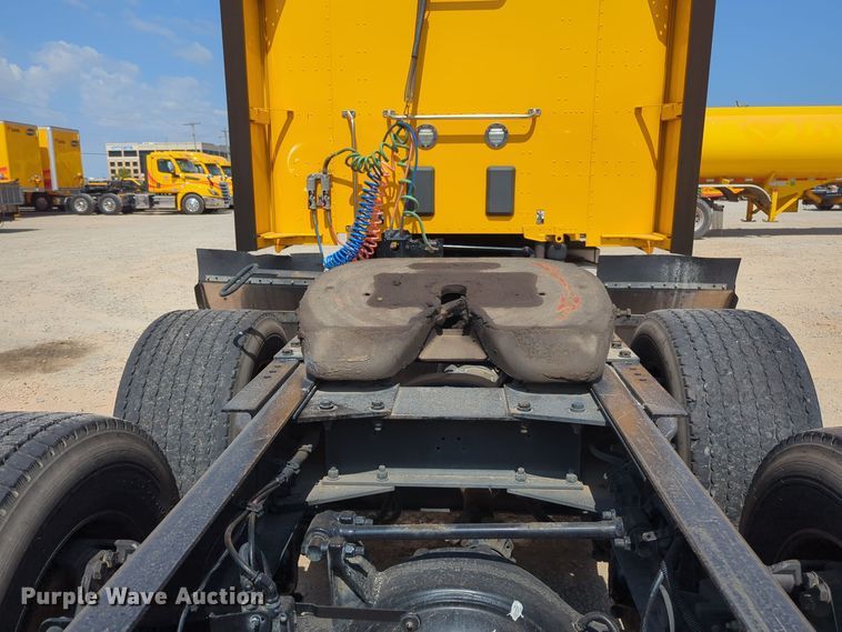 image for item EQ2163 2019 Kenworth  T680 semi truck