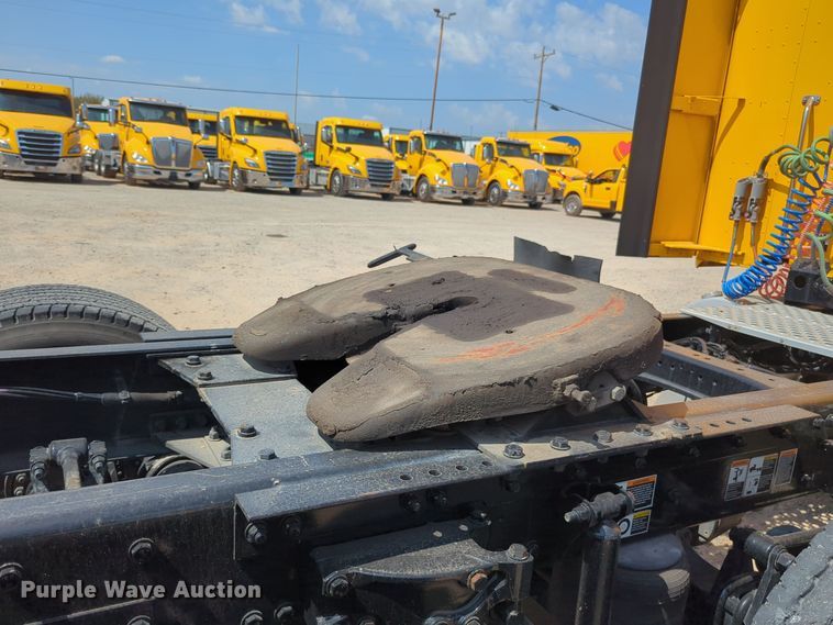 image for item EQ2163 2019 Kenworth  T680 semi truck
