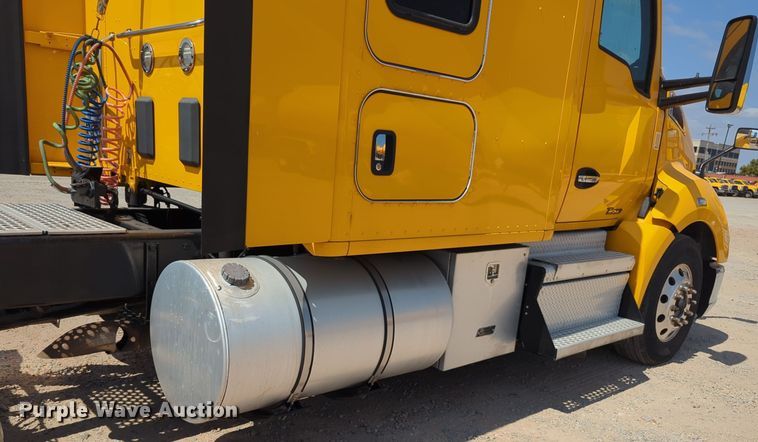 image for item EQ2163 2019 Kenworth  T680 semi truck