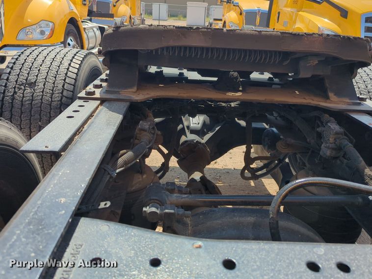 image for item EQ2163 2019 Kenworth  T680 semi truck