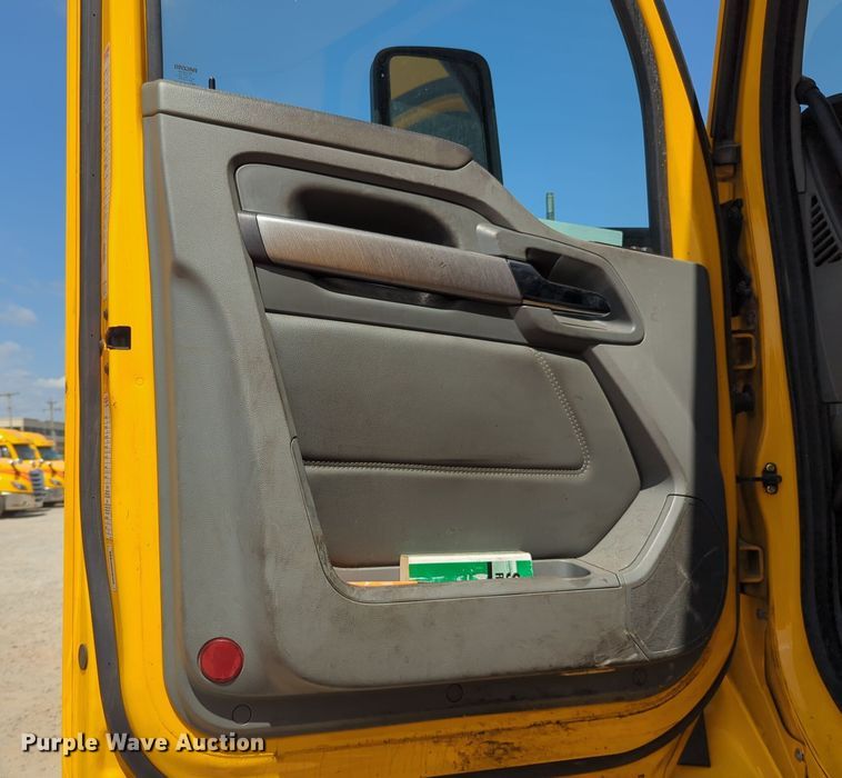 image for item EQ2163 2019 Kenworth  T680 semi truck