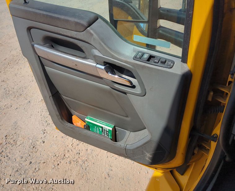 image for item EQ2163 2019 Kenworth  T680 semi truck