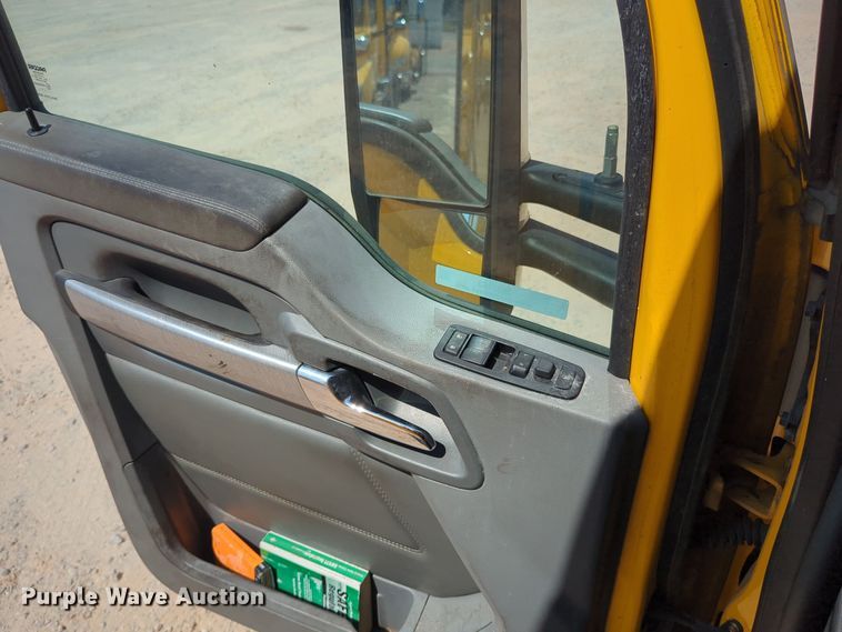 image for item EQ2163 2019 Kenworth  T680 semi truck