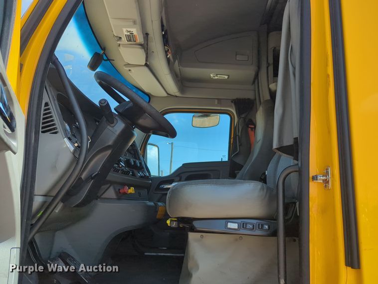 image for item EQ2163 2019 Kenworth  T680 semi truck