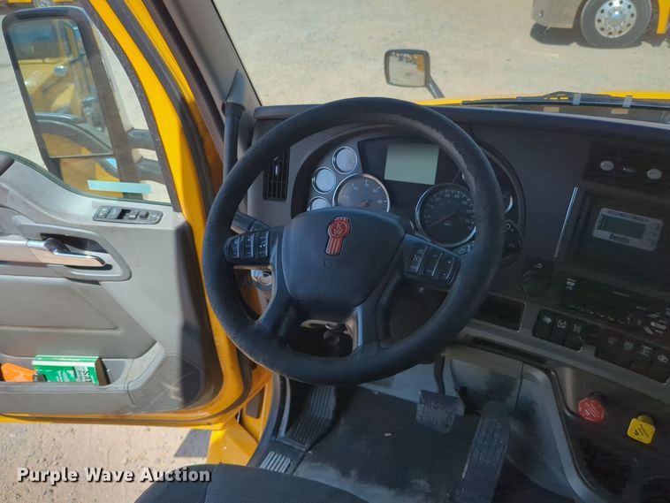 image for item EQ2163 2019 Kenworth  T680 semi truck