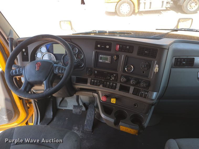 image for item EQ2163 2019 Kenworth  T680 semi truck