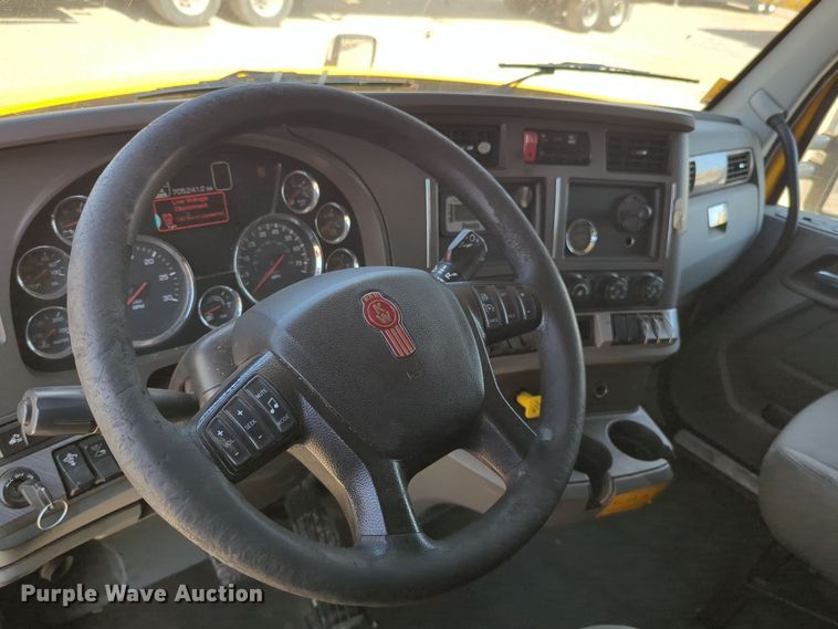 image for item EQ2163 2019 Kenworth  T680 semi truck