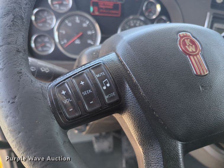 image for item EQ2163 2019 Kenworth  T680 semi truck