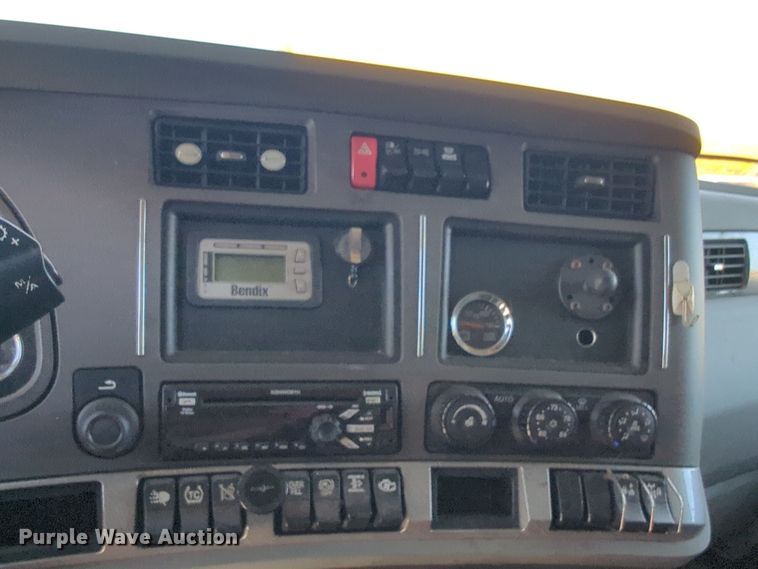 image for item EQ2163 2019 Kenworth  T680 semi truck