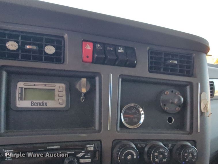 image for item EQ2163 2019 Kenworth  T680 semi truck