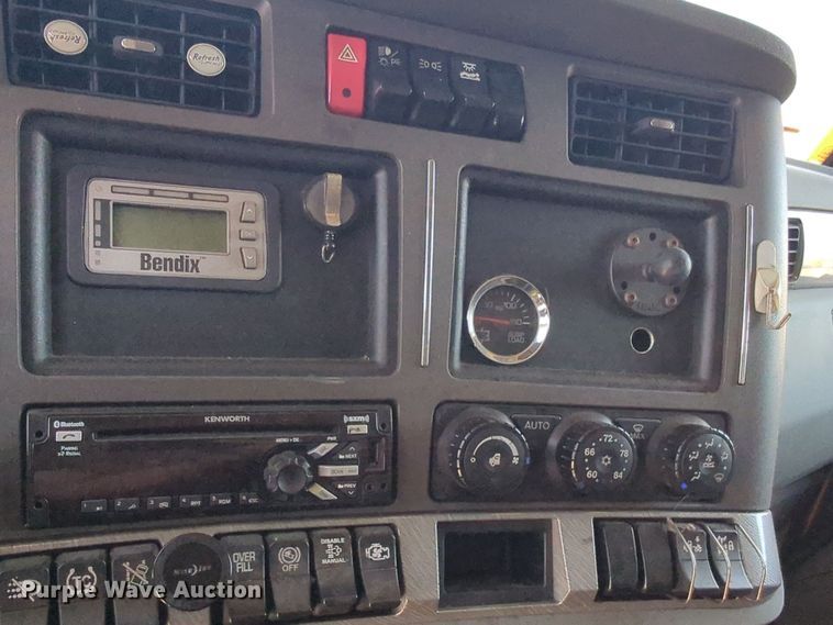 image for item EQ2163 2019 Kenworth  T680 semi truck