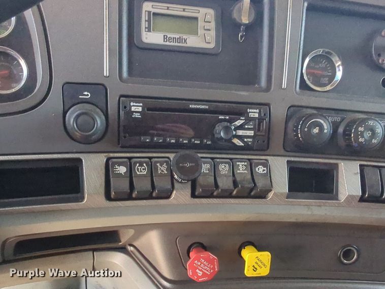 image for item EQ2163 2019 Kenworth  T680 semi truck