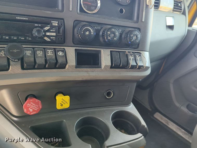 image for item EQ2163 2019 Kenworth  T680 semi truck