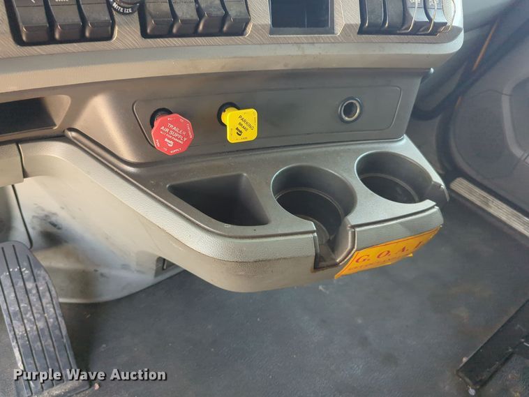 image for item EQ2163 2019 Kenworth  T680 semi truck