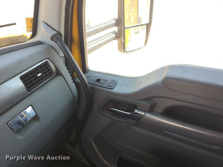 image for item EQ2163 2019 Kenworth  T680 semi truck