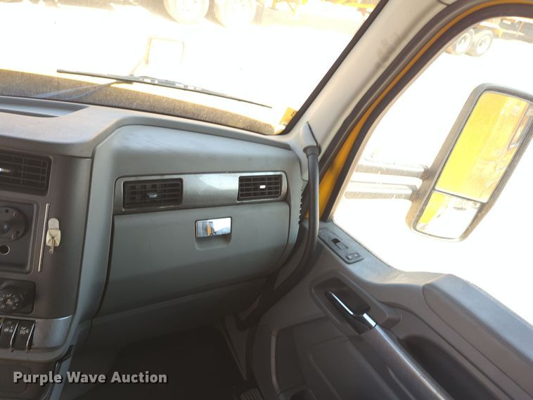 image for item EQ2163 2019 Kenworth  T680 semi truck