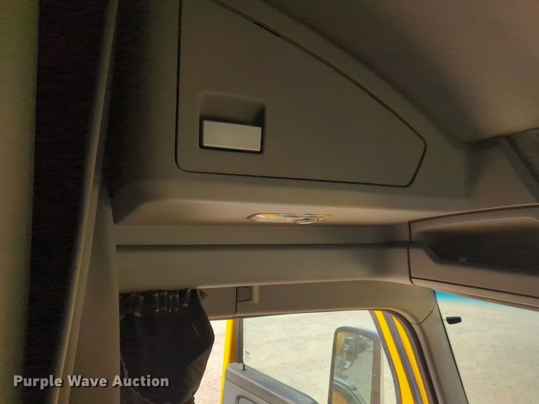 image for item EQ2163 2019 Kenworth  T680 semi truck