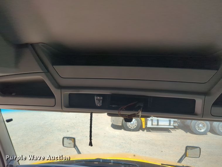 image for item EQ2163 2019 Kenworth  T680 semi truck