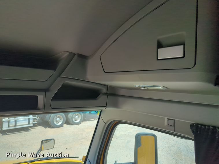 image for item EQ2163 2019 Kenworth  T680 semi truck