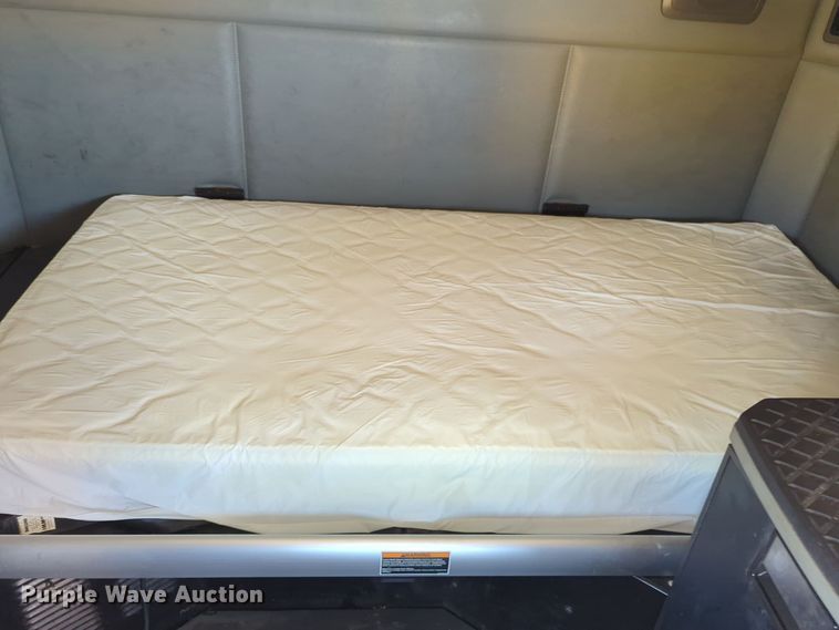 image for item EQ2163 2019 Kenworth  T680 semi truck