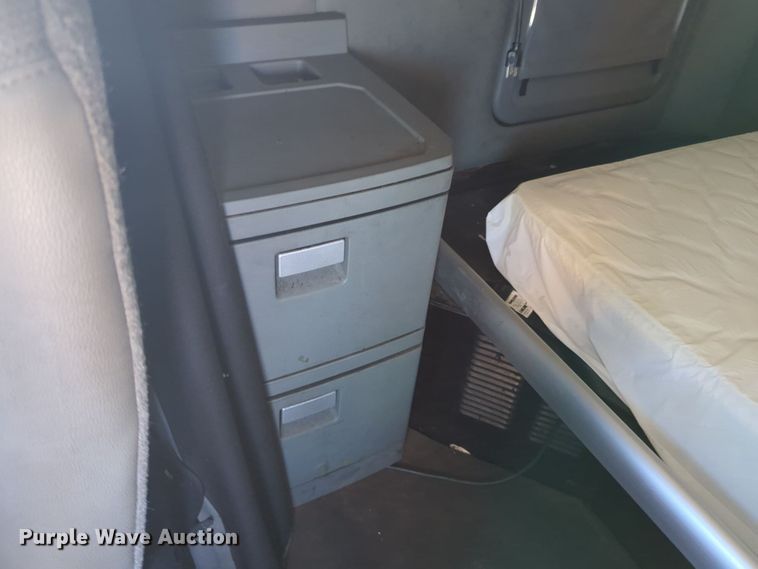 image for item EQ2163 2019 Kenworth  T680 semi truck