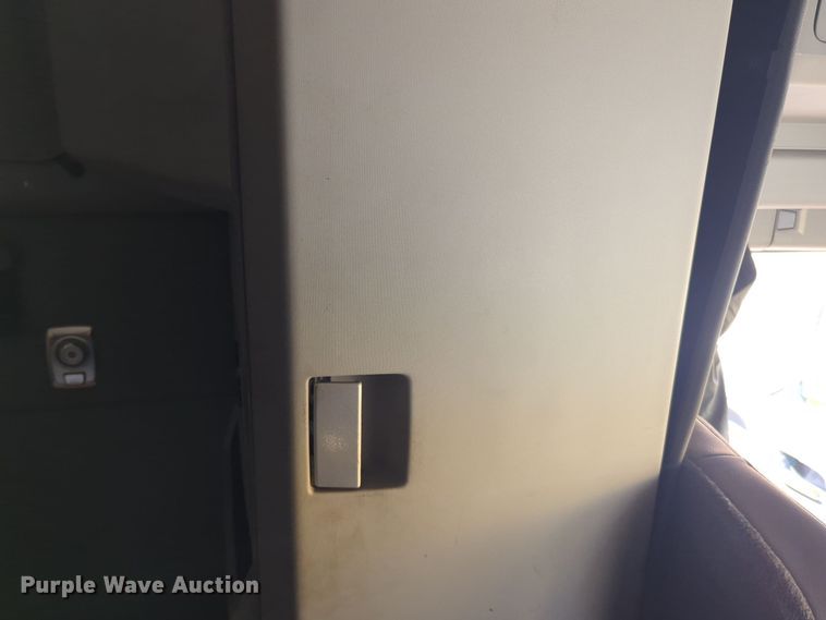 image for item EQ2163 2019 Kenworth  T680 semi truck