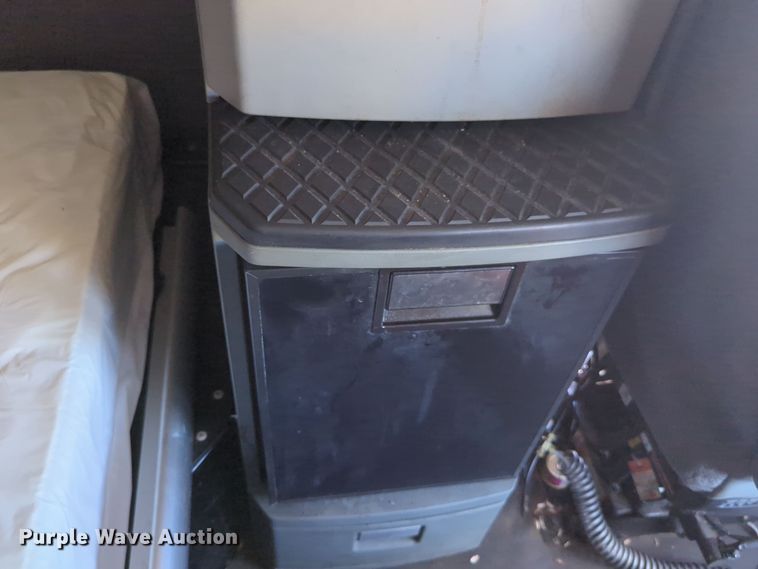 image for item EQ2163 2019 Kenworth  T680 semi truck