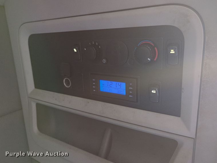 image for item EQ2163 2019 Kenworth  T680 semi truck