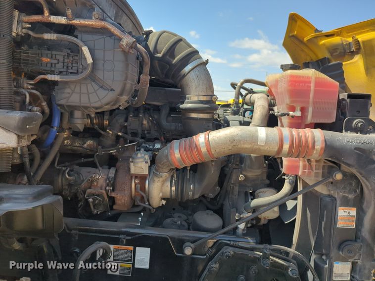 image for item EQ2163 2019 Kenworth  T680 semi truck