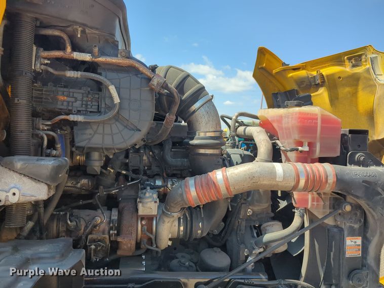 image for item EQ2163 2019 Kenworth  T680 semi truck