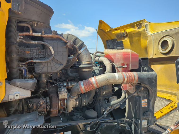 image for item EQ2163 2019 Kenworth  T680 semi truck