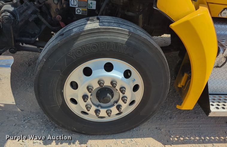 image for item EQ2163 2019 Kenworth  T680 semi truck