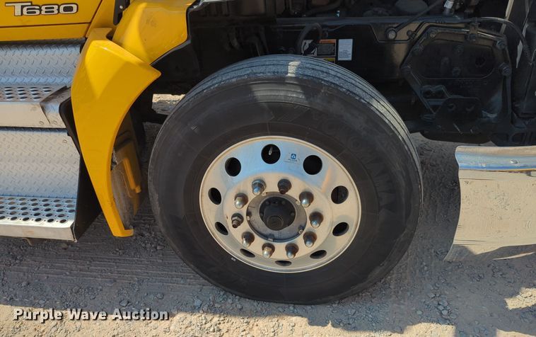 image for item EQ2163 2019 Kenworth  T680 semi truck